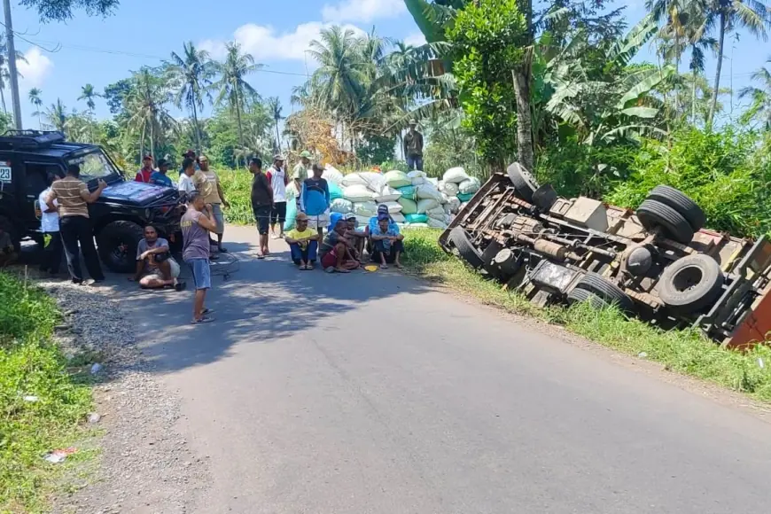 Truk Terguling di Jalur Alternatif Bondowoso–Jember, Sopir Ikuti Google Maps hingga Masuk Jalan Sempit