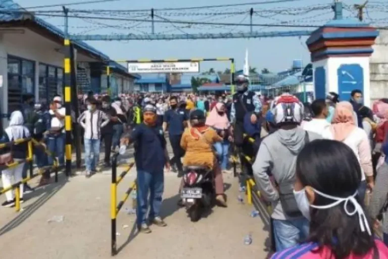 Tuntut Hak Dibayar, Ratusan Buruh Pakerin Mojokerto Lakukan Aksi