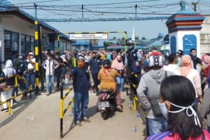 Tuntut Hak Dibayar, Ratusan Buruh Pakerin Mojokerto Lakukan Aksi