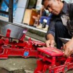 Disdag Kota Madiun tera ulang timbangan pedagang di Pasar Sleko