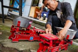 Disdag Kota Madiun tera ulang timbangan pedagang di Pasar Sleko
