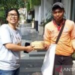 Forwan Surabaya bagikan 500 paket daging kurban untuk penyapu jalan