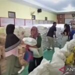 Bulog-Pemkab Ngawi salurkan bantuan pangan jatah Februari-Maret 2026