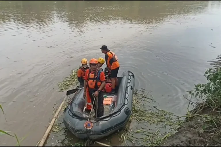 Warga Tulungagung Hilang Terseret Arus Sungai Brantas Saat Mencari Ikan