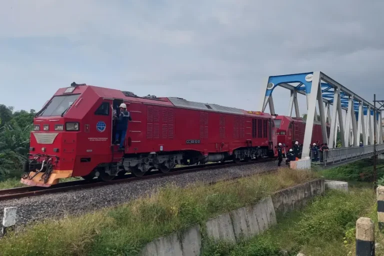 Gunakan Dua Lokomotif 180 Ton, Kemenhub Uji Kelayakan Jembatan Kereta di Probolinggo
