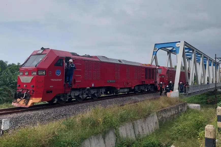 Gunakan Dua Lokomotif 180 Ton, Kemenhub Uji Kelayakan Jembatan Kereta di Probolinggo