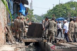 Pemkot Surabaya kembalikan fungsi saluran air di  Jalan Gembong