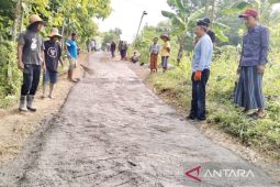 Pemprov Jatim bantu ratusan drum aspal untuk perbaikan jalan rusak