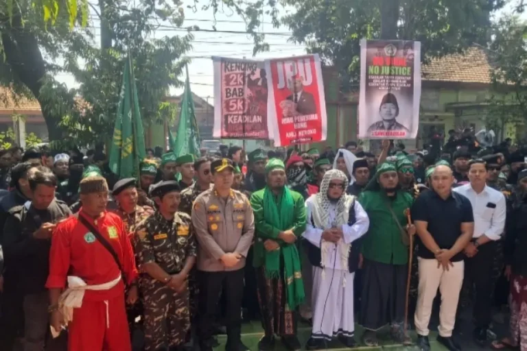 Tuntut Keadilan, Ribuan Pendekar Pagar Nusa Gelar Istigosah di PN Nganjuk