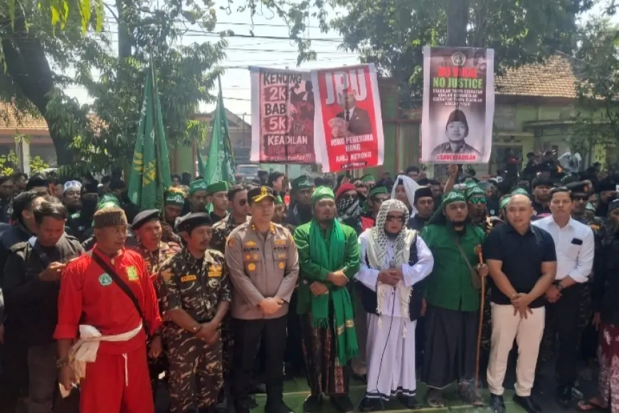 Tuntut Keadilan, Ribuan Pendekar Pagar Nusa Gelar Istigosah di PN Nganjuk