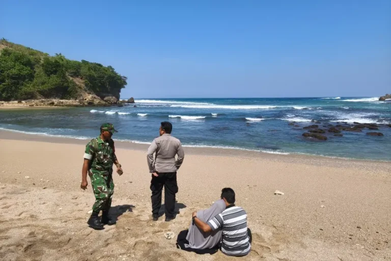 Outing Class Berujung Tragedi, Dua Santri Kediri Terseret Ombak Pantai Pangi Blitar