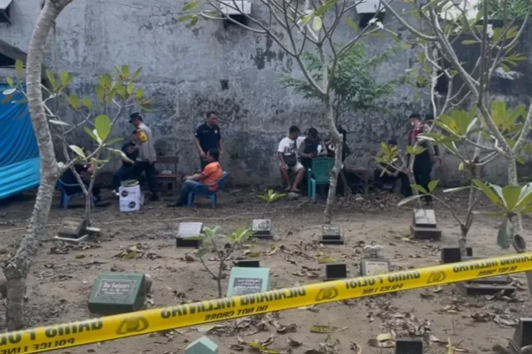 Makam Remaja Korban Dugaan Penganiayaan di Kos Jogoroto Jombang di Bongkar