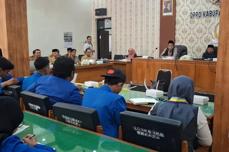 Luruk Kantor DPRD, PMII Trenggalek Minta Program MBG Dievaluasi