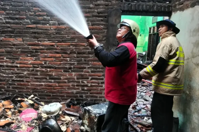 Diduga Korsleting Listrik, Rumah Warga di Tapan, Kedungwaru, Tulungagung Ludes Terbakar