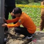 Petugas pasang garis polisi sumur bor di Sampang semburkan gas