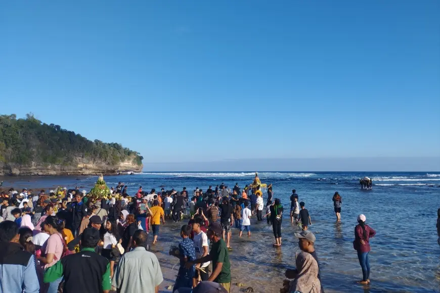 Sedekah Laut 15 Suro di Pantai Pasir Panjang Malang Jaga Warisan Budaya Pesisir