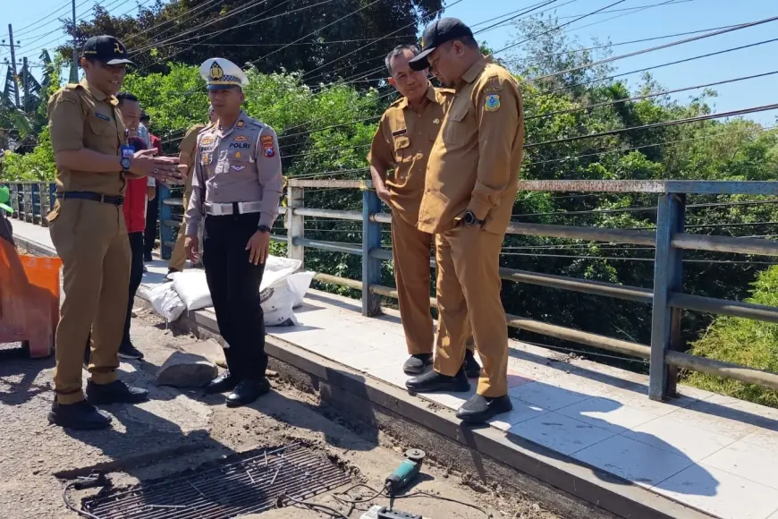 Jembatan Koncer Rusak, Dinas BSBK Bondowoso Lakukan Perbaikan dan Pasang Portal