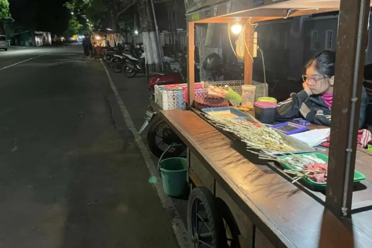 Menahan Lapar demi Ibu, Kisah Gadis Penjaga Angkringan Parimono Jombang Berupah Rp35 Ribu