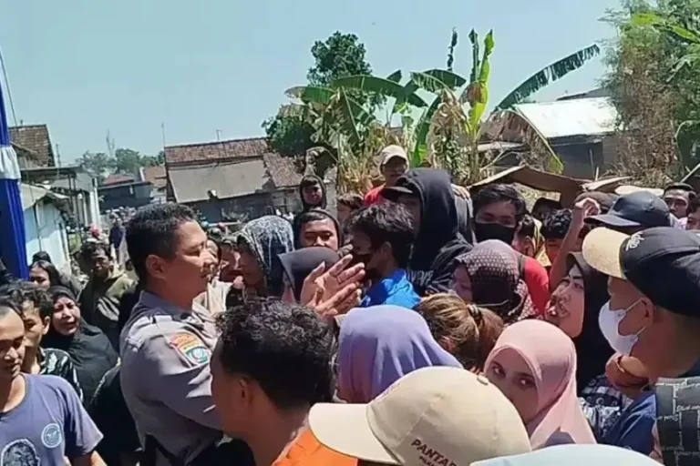 Demi Sepatu Murah Viral TikTok, Ribuan Warga Antre Berjam&jam di Mojokerto, Anak&Anak Terjepit