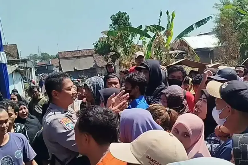 Demi Sepatu Murah Viral TikTok, Ribuan Warga Antre Berjam&jam di Mojokerto, Anak&Anak Terjepit