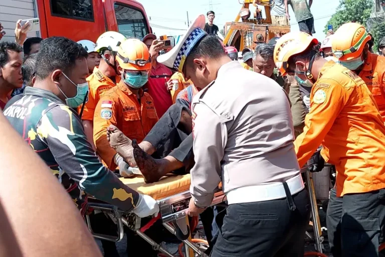 Rem Blong Diduga Pemicu Kecelakaan di Pasuruan: 4 Orang Tewas, 7 Rumah Rusak