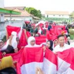 Khofifah bagikan ribuan bendera Merah Putih di Gresik