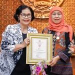 Khofifah terima penghargaan Dwija Praja Nugraha dari PB PGRI