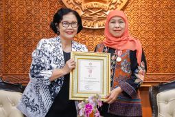 Khofifah terima penghargaan Dwija Praja Nugraha dari PB PGRI