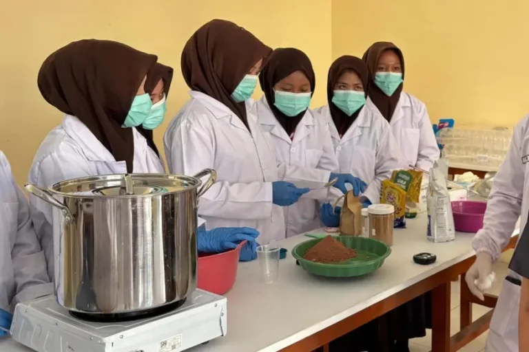 Manfaatkan Potensi Lokal, Mahasiswa UNEJ Latih Santri SMKS Manbaul Ulum Produksi Minuman Herbal