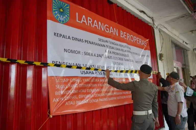 Tiga Toko Miras di Probolinggo Disegel