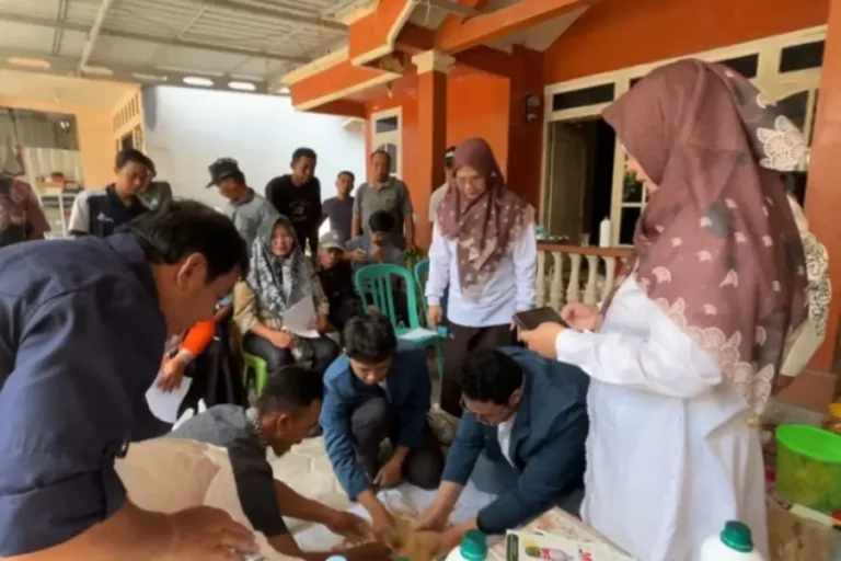 FKH UNAIR Dorong Peternak Ayam Petelur Bojonegoro Tekan Biaya Pakan Lewat Inovasi Nano Meniran