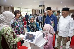 Pemkot Surabaya-Baznas-RSMM Jatim bantu kacamata guru PAUD