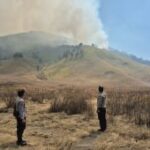 Polres Malang siagakan personel cegah api merambat dari Sabana Pengol