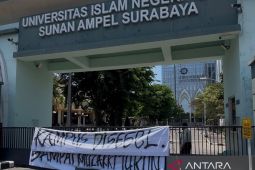 Mahasiswa UINSA segel gerbang kampus tuntut rektor mundur