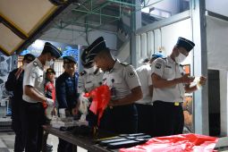 Petugas gabungan razia Rutan Pacitan