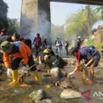 Warga Jember bersihkan sungai peringati Hari Sungai Sedunia