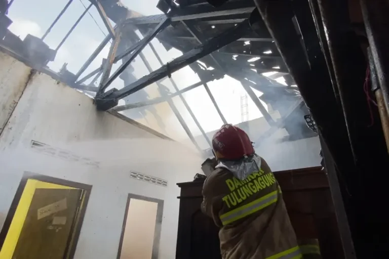 Rumah dan Motor Ludes Terbakar di Tulungagung, Petugas Berhasil Amankan Uang Tunai Rp7 Juta