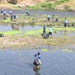 TNI dan warga turun tangan bersihkan Sungai Bengawan Madiun
