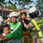 Polisi gandeng perusahaan media bagikan helm gratis di Pamekasan
