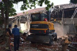 Pemkot Surabaya tertibkan bangunan di lahan aset tak bayar retribusi