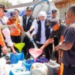 Khofifah salurkan bantuan air bersih untuk warga Ngawi