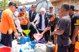 Khofifah salurkan bantuan air bersih untuk warga Ngawi