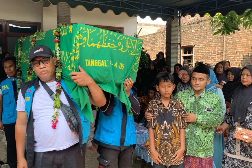 Tangis Keluarga Pecah Saat Jenazah Sukardi Korban Tenggelamnya KM Virgo Transport 8 Tiba di Tulungagung