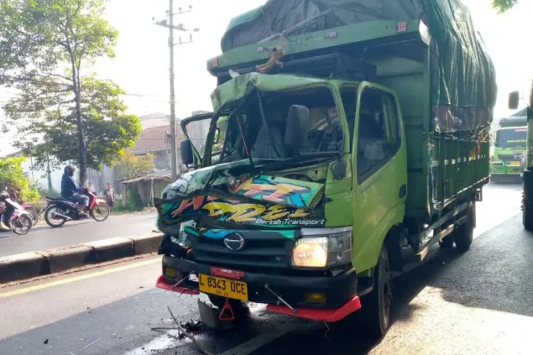 Kondisi Truk Hino Usai Tabrak Kendaraan Lain di Simpang Empat Keplaksari Jombang