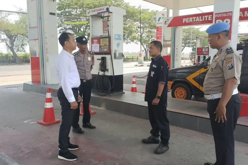 Anggota Polres Probolinggo Kota Siaga di SPBU