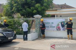 Polda Jatim olah TKP lokasi pembunuhan ibu dan anak di Kota Madiun