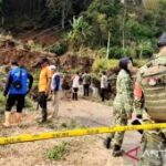 Bencana longsor putuskan akses jalan antar-desa di Panekan Magetan