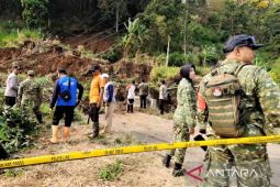 Bencana longsor putuskan akses jalan antar-desa di Panekan Magetan