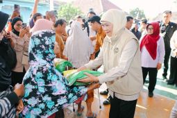 Khofifah pastikan stok bahan pokok aman dan terjangkau di Magetan